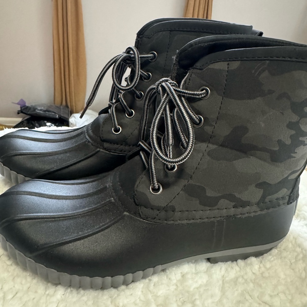 Women’s Marleylilly Duck boots size 6